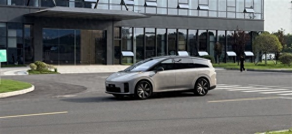 策略通 理想今年最重磅的新车！全新i8实车出街：你会考虑它吗