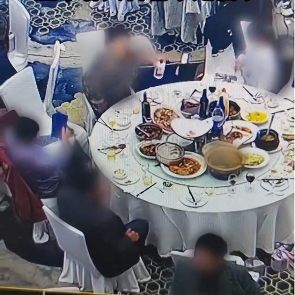 大圣证券 婚宴散席后回收喝剩茅台, 主家多次追要在酒店窗帘后找到3箱, 酒店否认服务员藏匿, 双方已报案